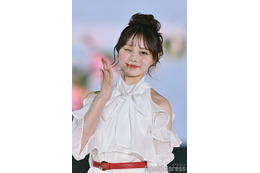 CANDY TUNE立花琴未、美スタイル輝く全身ホワイトコーデ “メンバーカラー”赤がアクセント【GirlsAward 2025SS】