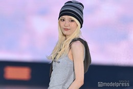 Girls2鶴屋美咲、サングラス外しがクール 色白素肌輝くタンクトップ姿【GirlsAward 2025SS】 画像