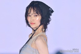 山下美月、シースルーキャミがセクシー ヘッドドレスでキュートに【GirlsAward 2025SS】