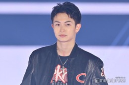 綱啓永、笑顔封印 革ジャケットでワイルドなスタイル【GirlsAward 2025SS】 画像
