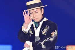 河合郁人、サプライズで「ガルアワ」初登場 個性派ルック着こなしウィンク披露 【GirlsAward 2025SS】