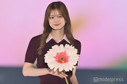 紺野彩夏、白バルーンスカートで美脚披露【GirlsAward 2025SS】