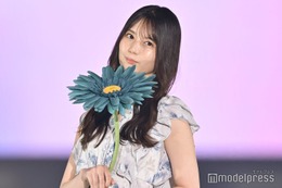 日向坂46小坂菜緒「non-no」専属モデルとして初ランウェイ 花柄ワンピで華やかに登場【GirlsAward 2025SS】