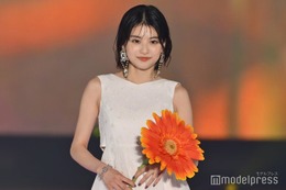 出口夏希、純白ワンピ＆大ぶりアクセで存在感「non-no」モデルとして初ランウェイ【GirlsAward 2025SS】