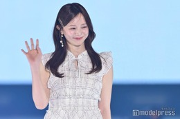 森香澄、美素肌際立つ淡色チェックワンピ姿で魅了【GirlsAward 2025SS】 画像