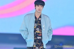 「御上先生」で話題・夏生大湖、ベレー帽＆柄シャツで遊び心光る【GirlsAward 2025SS】