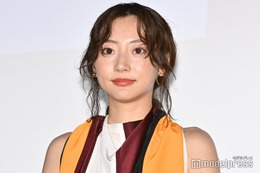 武田玲奈、ミニ丈×黒タイツで美脚透ける「腰の位置が高い」「スタイル良すぎ」の声