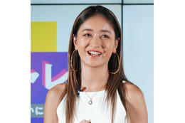みちょぱ、大胆に美脚を披露したデニムスカートコーデに反響「お洒落でカッコイイ」「ナイススタイル」 画像