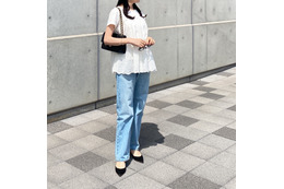 初夏といえばこの組み合わせ！白×ライトデニムの爽やかスタイル【40代の毎日コーデ】