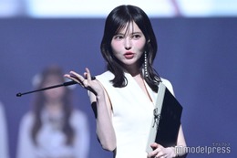 益若つばさ、Vネックドレスで色気放つ 教師ルック披露【TGC香川2025】