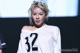 とうあ、美デコルテ際立つ肩落としスタイル 目元の星シールで遊び心光る【TGC香川2025】 画像