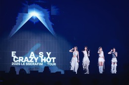 LE SSERAFIM、初のワールドツアー日本公演が開幕 HUH YUNJIN欠席も4人で圧巻パフォーマンス