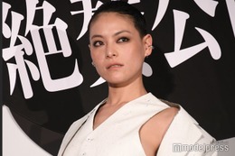 菅原小春、黒田大輔との結婚後初公の場に登場 サプライズで向井理から祝福コメントも【パリピ孔明 THE MOVIE】 画像