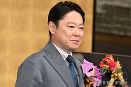 阿部サダヲ、授賞式で“不適切”行動？自虐コメントで笑い起こす【第33回 橋田賞】