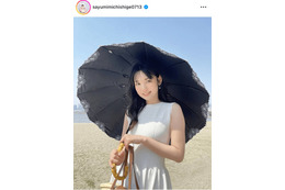 道重さゆみ、眩しい笑顔の日傘SHOTにファンうっとり「可愛いなぁ」「品があって好き」