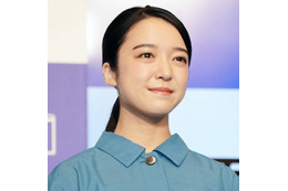 上白石萌音、透明感あるワンピースSHOTにファンうっとり「凄くお似合い」「笑顔も素敵」