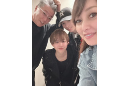 渡辺美奈代、夫＆イケメン息子たちとパシャリ！家族4SHOTに「美男美女」「素敵なファミリー」の声