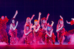 XG、東京ドームでワールドツアー完走 新曲初披露＆JURINがステージでスケボーも【ライブレポ】