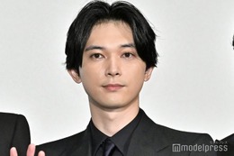 吉沢亮、髭＆サングラスショットが話題「大人の色気」「オフでもかっこいい」