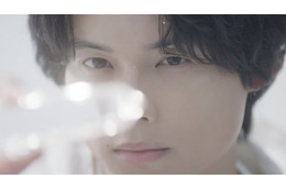 SixTONES松村北斗、“相棒”とハグ 新CMで息ぴったり共演「一緒にいるのが楽しくて癒される」