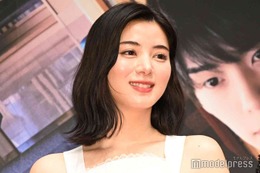 池田エライザ、スタイル際立つ白ワンピ姿で登場 高校生役は「ほぼすっぴん」【リライト】