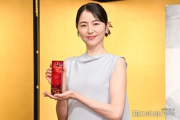 長澤まさみ「正三角関係」稽古期間を回顧「演劇学校に通っているんじゃないかと」スリットドレス姿で登場【第50回菊田一夫演劇賞】 画像