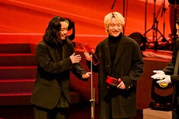 Creepy Nuts「Bling-Bang-Bang-Born」が最多7冠 次々授与のトロフィーに「危ないですけど頑張ります」【MUSIC AWARDS JAPAN】 画像