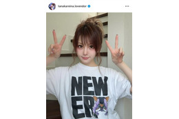 「可愛いママ」田中れいな、アニメ柄Tシャツを着こなしたピースSHOTに反響「何着ても似合う」 画像