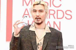 藤井 風、金髪×サングラス姿で色気放出 報道陣へのサービス精神溢れる【MUSIC AWARDS JAPAN】