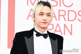SKY-HI、スタイリッシュなタキシード姿で登場 レカペでは紳士的な対応も【MUSIC AWARDS JAPAN】