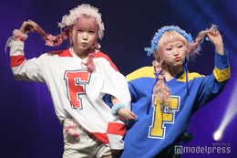ベビタピ店員・ののち＆りち、リンクコーデで手繋ぎランウェイ スポーツMIXスタイルが新鮮【学生ランウェイ2025 SUMMER】 画像