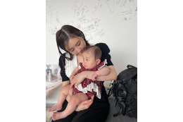 山本圭壱、妻・西野未姫が娘の“爪切り”する親子SHOT公開「全く騒ぐことなく 良い子でございました」 画像
