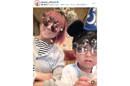 hitomi、子供たちとのディズニーSHOT！16歳長女の成長にしみじみ「たくましくなったよな～」 画像