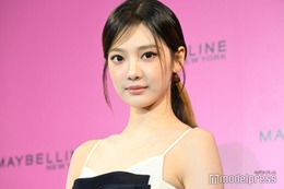 aespaニンニン、ミニ丈で圧巻の脚線美披露 こだわりの“猫目メイク”解説 画像