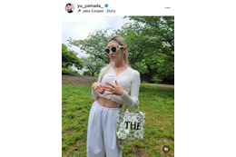 山田優、ほっそりお腹チラ見せの爽やかホワイトコーデSHOTを公開