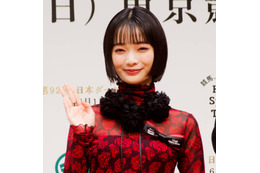 「ギャル感爆発」見上愛、“平成風”なカジュアルコーデSHOTに反響「着こなすねぇ！」