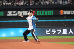 若手人気ラッパー・ピラフ星人、ファーストピッチでノーバン投球披露 ミニライブにファン熱狂 画像