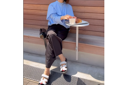ブルーが主役！色から季節を投入。初夏モードな大人かわいいパンツコーデ【40代の毎日コーデ】