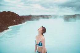 長濱ねる、ほっそり美ボディ際立つ水着姿を披露！アイスランドの「ブルーラグーン」で開放的に