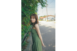 秋元真夏、“個人初”フォトブック決定 美ボディ際立つ水着姿＆大雪の露天風呂での撮影も【淡淡】