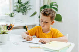 「アラフォーで東大に合格した男」の子供時代。リアルな成績表と親の教育方針とは