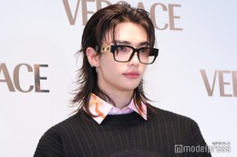 Stray Kidsヒョンジン、水着姿で鍛え上げた美背中披露「造形がすごすぎ」「可愛い表情とのギャップに悶絶」の声 画像