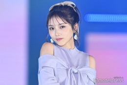 与田祐希、ベッドでバスローブ姿に 表情にも注目集まる 画像