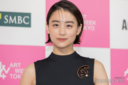 山本美月、ミニ丈で美脚大胆披露「スタイルすごい」「見惚れる」と反響 画像