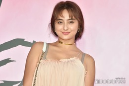 石田ニコル、美背中ざっくりドレス姿に反響「抜群スタイル」「セクシー」 画像