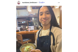 トム・ブラウン布川「顔が似てると言われます」女性芸能人の写真公開「そっくり」「兄妹みたい」の声 画像
