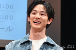「恋は闇」“キノピー”役・小林虎之介がセリフ甘噛み 共演者から優しいツッコミ続々のNGシーンに「和気あいあい」「癒やされる現場」と反響 画像