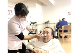注目の「介護美容」なぜ人気？「徘徊がなくなった」「病気の早期発見」たかがメイクの範疇では全くないそのパワー 画像