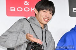 かが屋・加賀、中森明菜からハグされる密着ショット公開「戸惑ってるの可愛い」「信頼関係伝わる」の声 画像