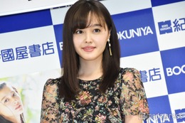 久住小春、ベアトップで美デコルテ大胆披露「眩しい」「セクシー」の声